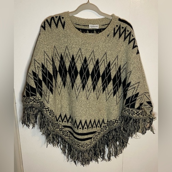 WOMEN’S LONG SLEEVES PULLOVER COLORBLOCK PRINTED PONCHO, M/L - Picture 2 of 5